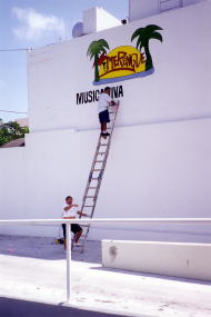 陽気なペンキ塗り職人のおじさん。